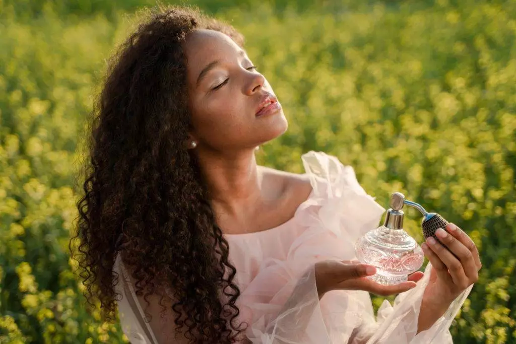 aprenda a fazer um perfume com óleos essenciais
